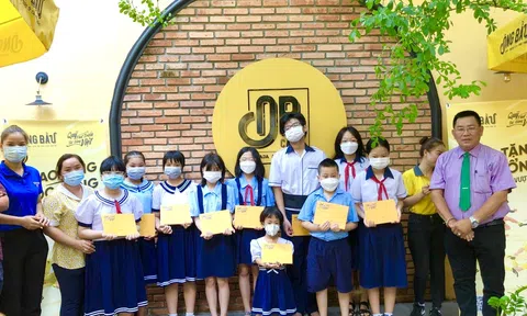 Quỹ Phát triển Tài năng Việt của Ông Bầu chắp cánh ước mơ cho học sinh hiếu học