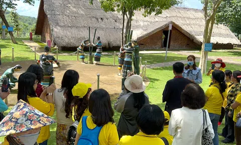 Rộn rã tiếng cười trên sóc Bombo