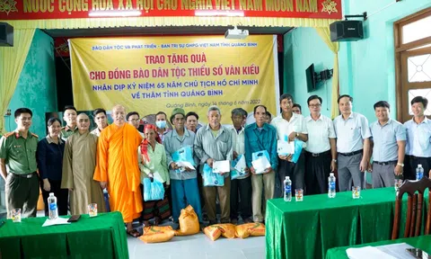 Tặng quà cho đồng bào dân tộc Vân Kiều nhân kỷ niệm 65 năm Ngày Bác Hồ về thăm Quảng Bình