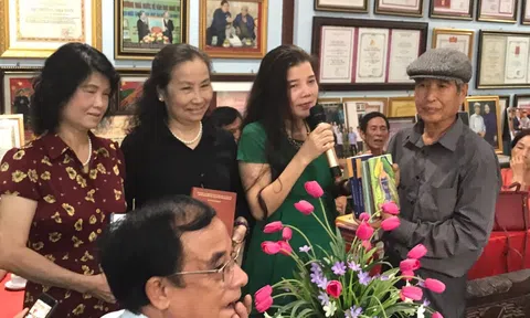 Cồn đen! Ai ơi, xuống biển thăm… rừng!
