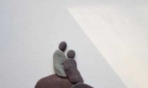 Con chăm cha không bằng bà chăm ông