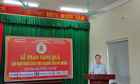 Trung ương Hội nạn nhân chất độc da cam/diôxin Việt Nam tặng quà nạn nhân chất độc da cam huyện Bình Giang, tỉnh Hải Dương