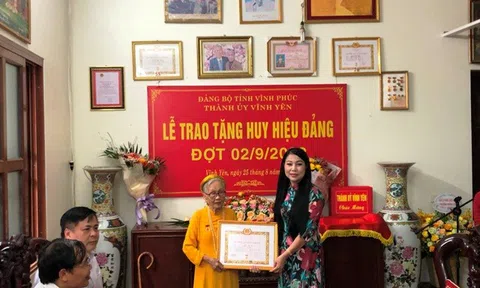 Vĩnh Phúc: Trao tặng Huy hiệu 75 năm, 70 năm tuổi Đảng cho các đảng viên lão thành