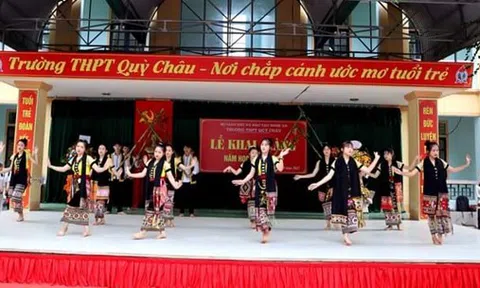 Trường THPT Quỳ Châu trao 30 máy tính bảng cho học sinh có hoàn cảnh khó khăn