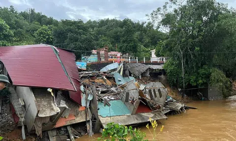 Hà Giang: Hai người bị thương, hàng chục nhà đổ sập vì mưa lũ