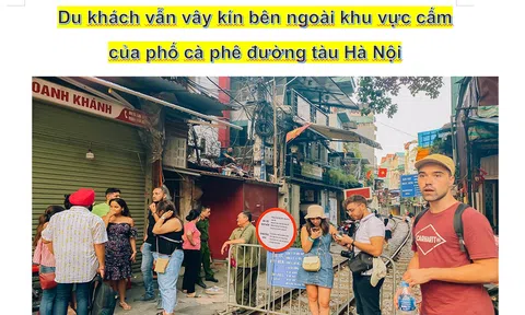 Du khách vẫn vây kín bên ngoài khu vực cấm của phố cà phê đường tàu Hà Nội