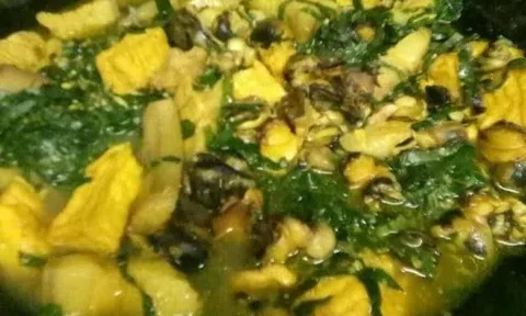 Ốc bươu um (om) chuối