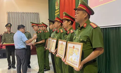 Bắc Giang: Lạng Giang khen thưởng tập thể và cá nhân trong vụ bắt trộm dây cáp điện