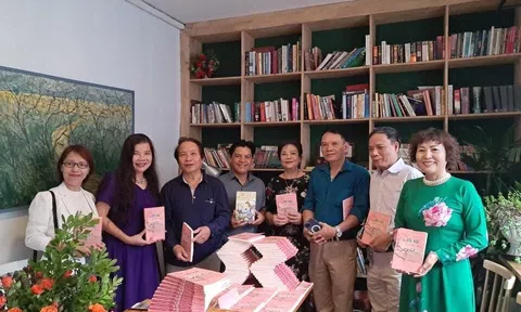 Ra mắt cuốn thơ “Hà Nội trái tim hồng” mừng ngày giải phóng Thủ đô 10/10/2022