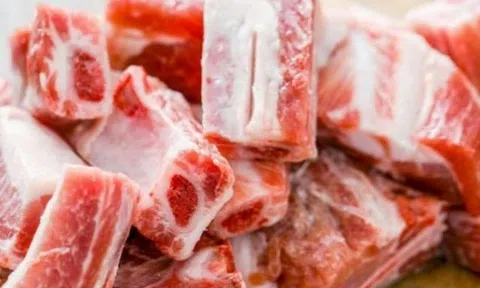 Đi chợ chọn sườn heo ngon