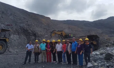 Đoàn Nhà văn Chi hội Nhà văn Công nhân đi thực tế vùng mỏ Quảng Ninh