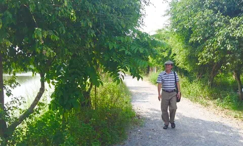 Nhà thơ Nguyễn Trọng Tạo và ngôi nhà sàn ven Sông Hồng!