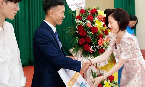 Chủ tịch tổ chức giáo dục quốc tế Anna - Let's Talk Nguyễn Trang chúc mừng ngày Nhà giáo Việt Nam tại quê nhà