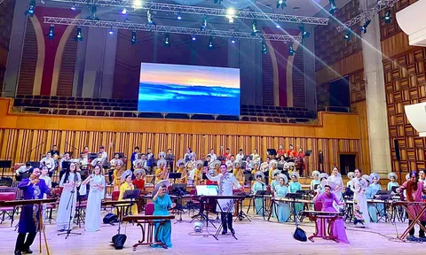 Nhóm ngũ tấu đàn bầu tạo nên điểm nhấn trong đêm nhạc “Cung đàn thương nhớ”