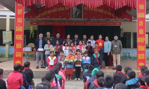 Đoàn  cán bộ Hội Nhà báo Vĩnh Phúc thăm, tặng quà vùng biên Hà Giang