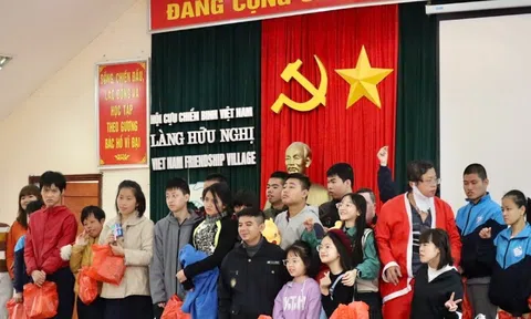 Hà Nội: Noel ấm tình người của Câu lạc bộ thiện nguyện Hướng Tâm – Chirity Star