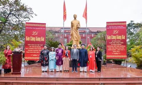 Cộng đồng Tình nguyện Việt Nam báo công dâng Bác tại Huế