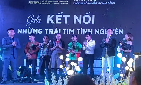 NSƯT Hồ Phong, diễn viên Quách Thu Phương xúc động trong Gala “Kết nối những trái tim tình nguyện toàn quốc năm 2022”