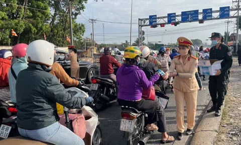 Đồng Nai: Lực lượng CSGT tổ chức tặng nước, tuyên truyền về an toàn giao thông cho người dân trên đường về quê