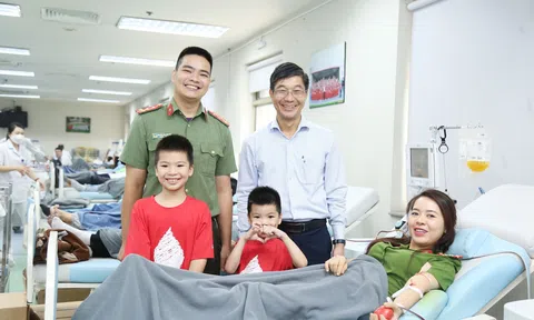Đôi tay vun bồi mùa hoa