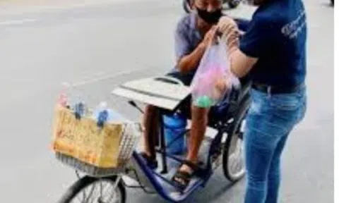 Người đàn ông trên chiếc xe lăn