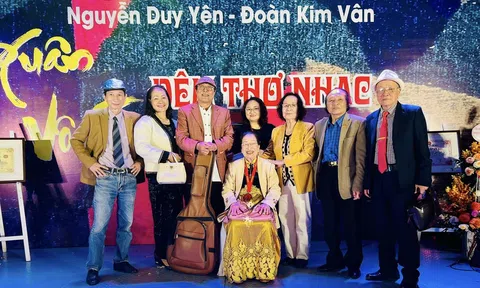 Vợ chồng nhà thơ Nguyễn Duy Yên và Đoàn Kim Vân nhận thêm kỷ lục với tác phẩm “Xuân Vô Tận”