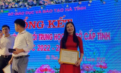 Hai mẹ con chung một niềm vui: Nhận giải