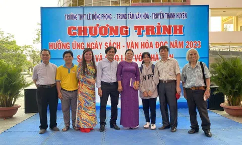 Nhân ngày hội sách thăm trường THHPT Lê Hồng Phong huyện Tây Hoà - Phú Yên