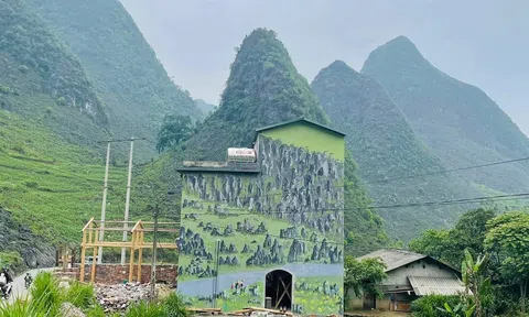 Hà Giang: Tô điểm Cao nguyên đá bằng những bức tranh bích họa