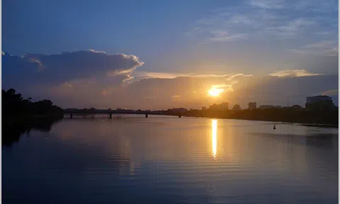 Đến với bài thơ hay: Trăng Nam Giao     