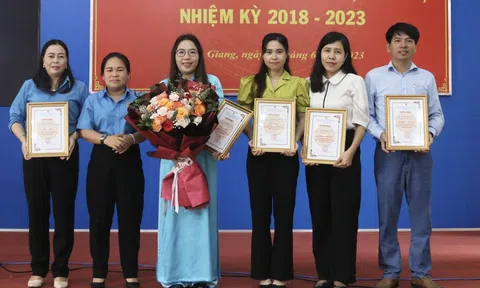 Trao giải thi thiết kế biểu trưng Đại hội XI Công đoàn tỉnh Kiên Giang