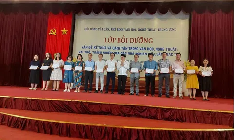 Bế giảng lớp bồi dưỡng “Vai trò, trách nhiệm của các nhà nghiên cứu, sáng tác trẻ” tại Phú Yên