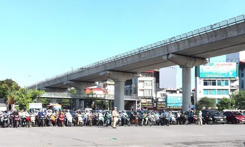 Hà Nội: Cảnh sát giao thông làm nhiệm vụ trong thời tiết nắng nóng