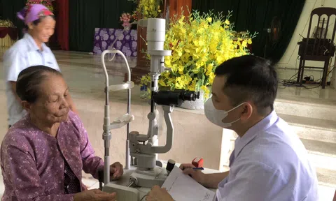 Bệnh viện Giao thông vận tải Vĩnh Phúc khám mắt miễn phí cho người cao tuổi xã Phú Xuân
