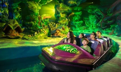 Du khách tranh thủ tận hưởng VinWonders Nha Trang trước giờ diễn ra đại nhạc hội 8Wonder 