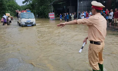 Tuyên Quang: CSGT dùng xe chuyên dụng giúp dân qua đoạn đường ngập sâu