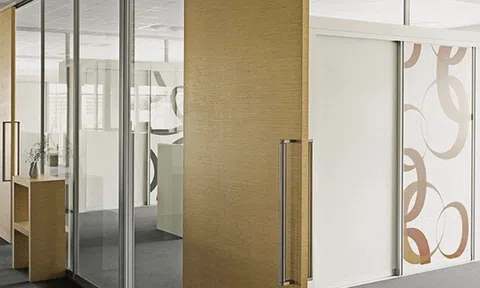 Những yếu tố ảnh hưởng đến báo giá vách kính cường lực hiện nay