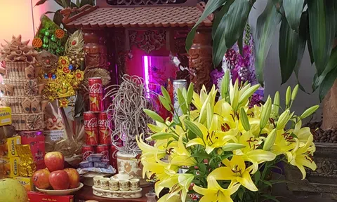 Nghĩ về những ban thờ Thần Tài