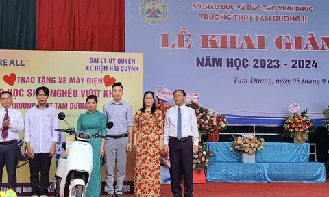 Tặng quà học sinh Trường THPT Tam Dương II đầu năm học mới
