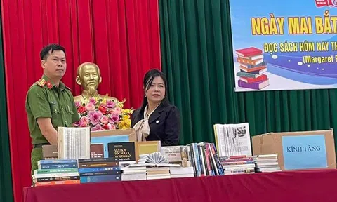 Trao tặng sách cho các phạm nhân tại trại tạm giam của Công an Tỉnh Thái Nguyên