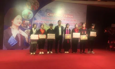 Hơn 20 máy tính xách tay được trao tặng cho sinh viên người Dao
