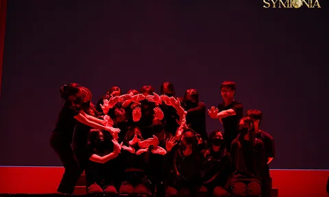 Lạc bước vào không gian Halloween ma mị cùng sinh viên trường Báo