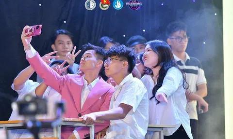 Bùng nổ đêm nhạc hội chào tân sinh viên đậm chất Gen Z tại trường Đại học Luật Hà Nội với màn trình diễn của Phương Ly và Rhyder