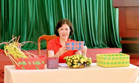 Cô giáo Nguyễn Thị Minh Huyền - Tấm gương vượt khó khăn hoàn thành tốt nhiệm vụ được giao