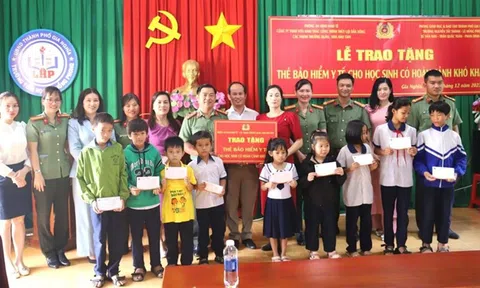 Công an tỉnh Đắk Nông trao tặng thẻ bảo hiểm y tế cho học sinh có hoàn cảnh khó khăn