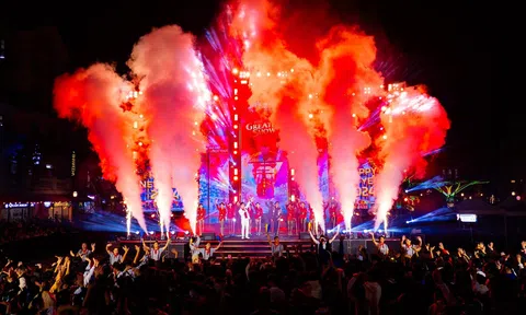 Gần 900 nghìn người đổ về “Vũ trụ Vin” từ Bắc chí Nam Countdown đón năm mới