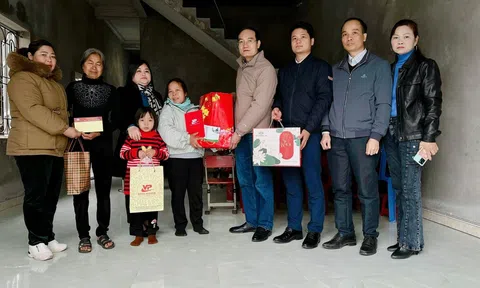 Hội Nhà báo tỉnh Vĩnh Phúc trao quà tết cho các gia đình khó khăn