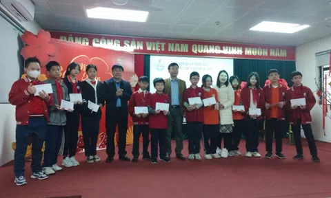 Đảng ủy Khối Doanh nghiệp quận Đống Đa trao quà cho học sinh nghèo vượt khó, học tốt