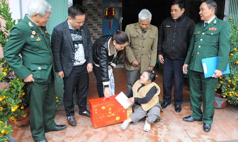 Bắc Giang: Công ty TNHH Mạnh Khang Group tặng quà Tết cho các trường hợp khó khăn