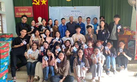 Sinh viên báo chí gom yêu thương trong những phần quà gửi lên vùng cao